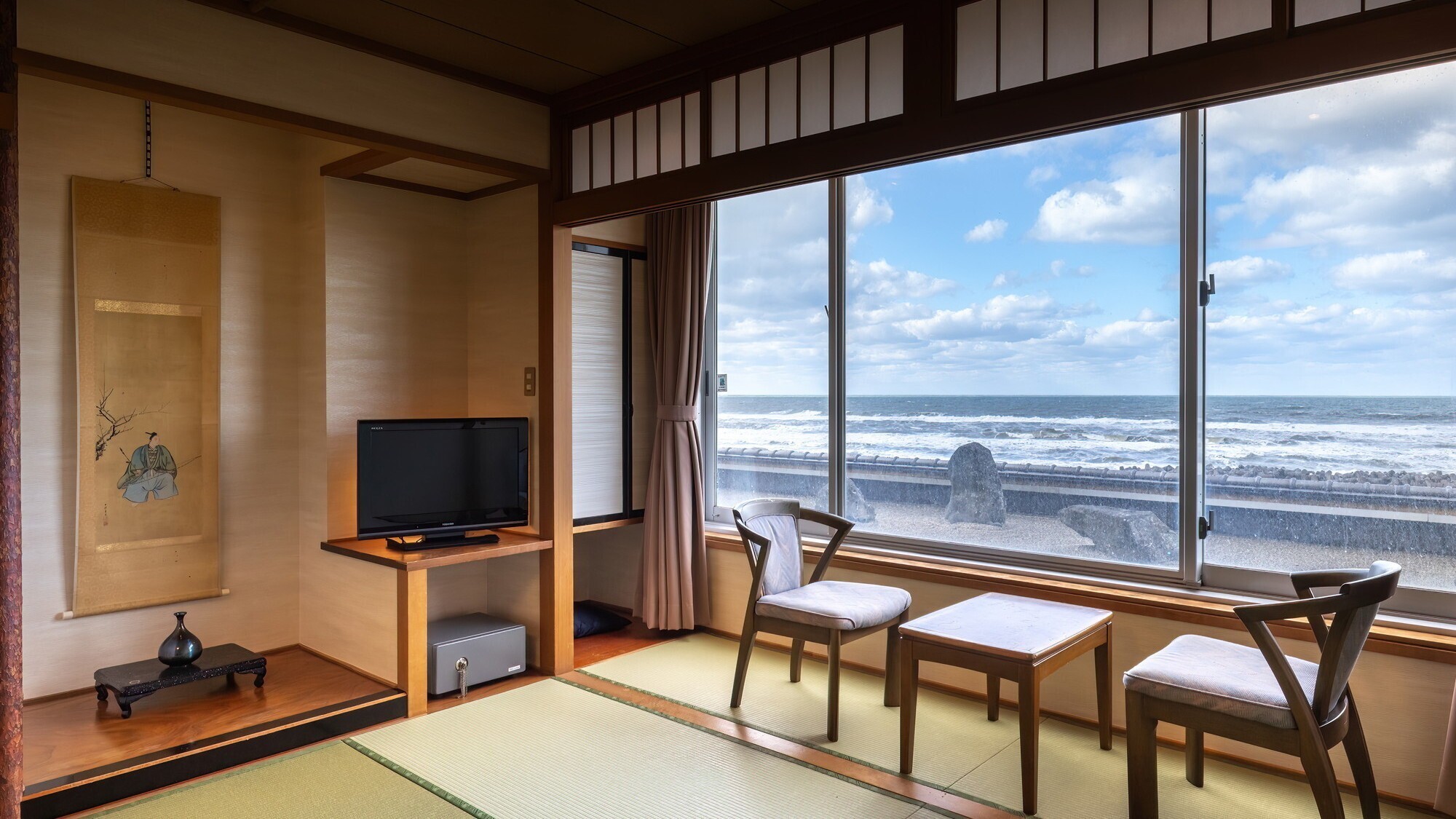 ■【和室12畳一例】紅い夕陽が青い海に沈む様子をゆっくりとご堪能ください（全室禁煙）