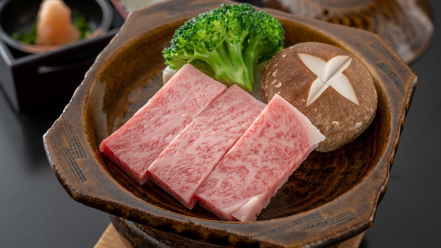 ■【ご夕食一例】山形牛の陶板焼き ※写真はイメージです。仕入れ状況により異なります。