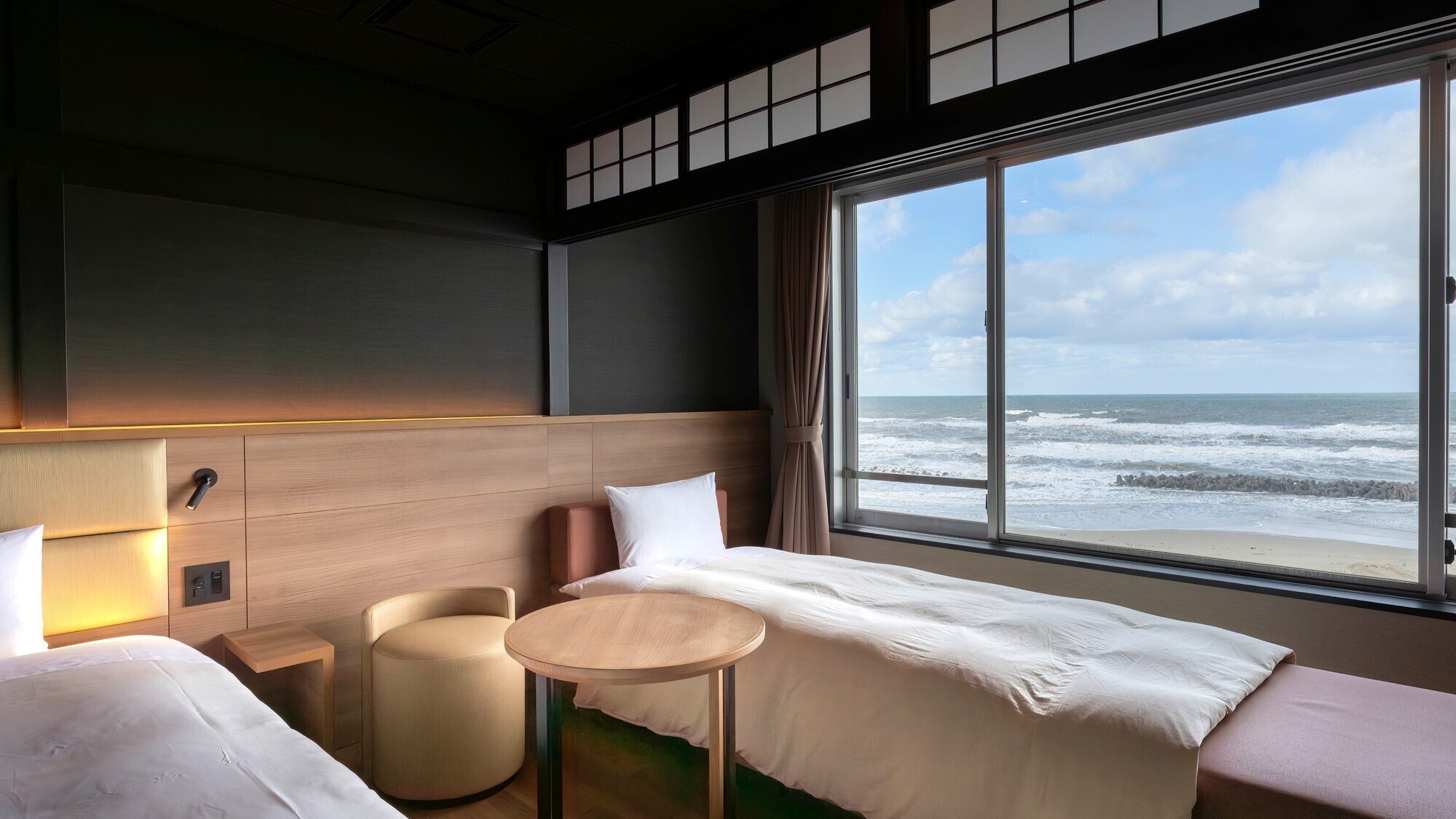 ■【ツインルーム一例】波音をBGMに眠りにつく贅沢なひととき（全室禁煙）