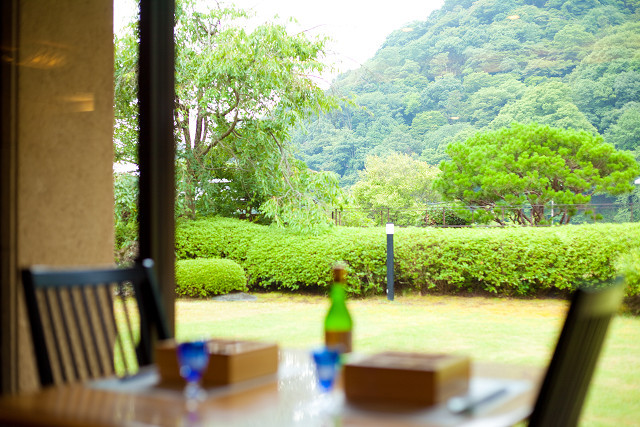 レストラン窓際の景色。桂川のほとりでゆったりとお食事できます。