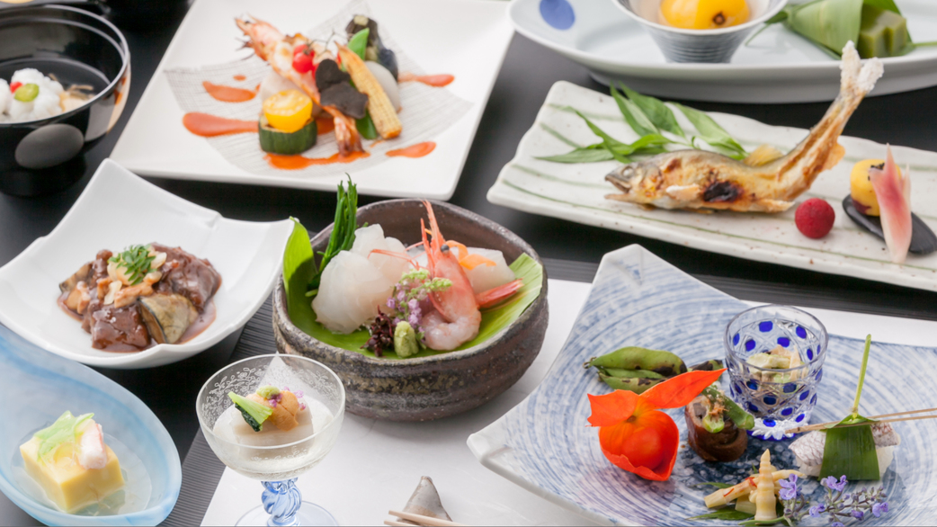 【ディナーの内容や時間はホテルにおまかせ】1名様あたり最大5，000円OFF！！【夕朝食付】