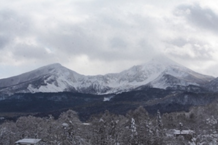 お部屋から雪の磐梯山が眺められます