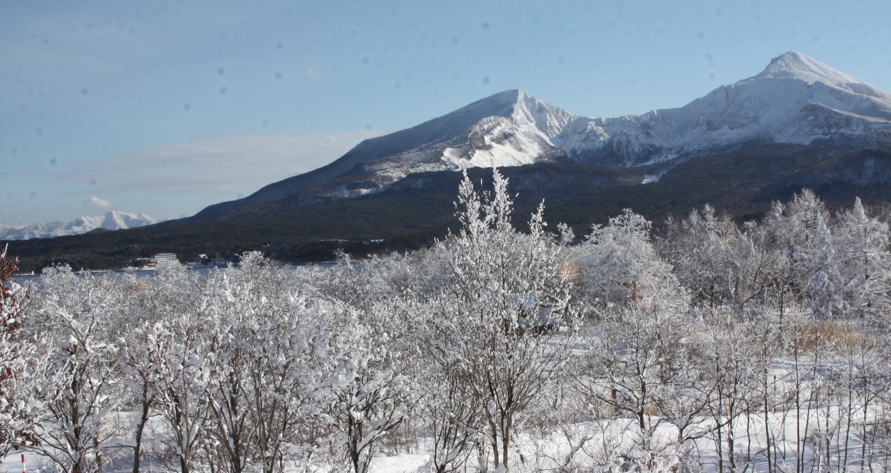 当館からの眺め　雪の磐梯山