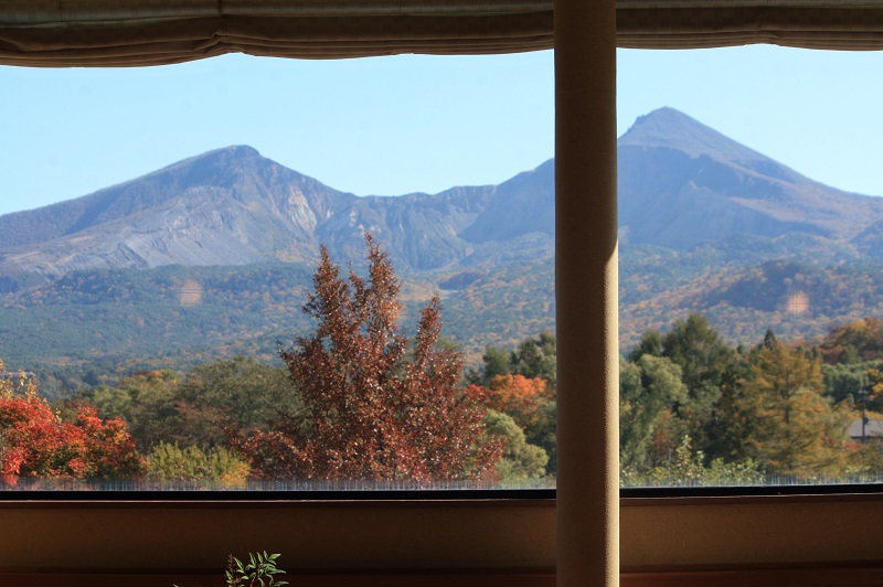 ダイニングからの絶景・紅葉の磐梯山