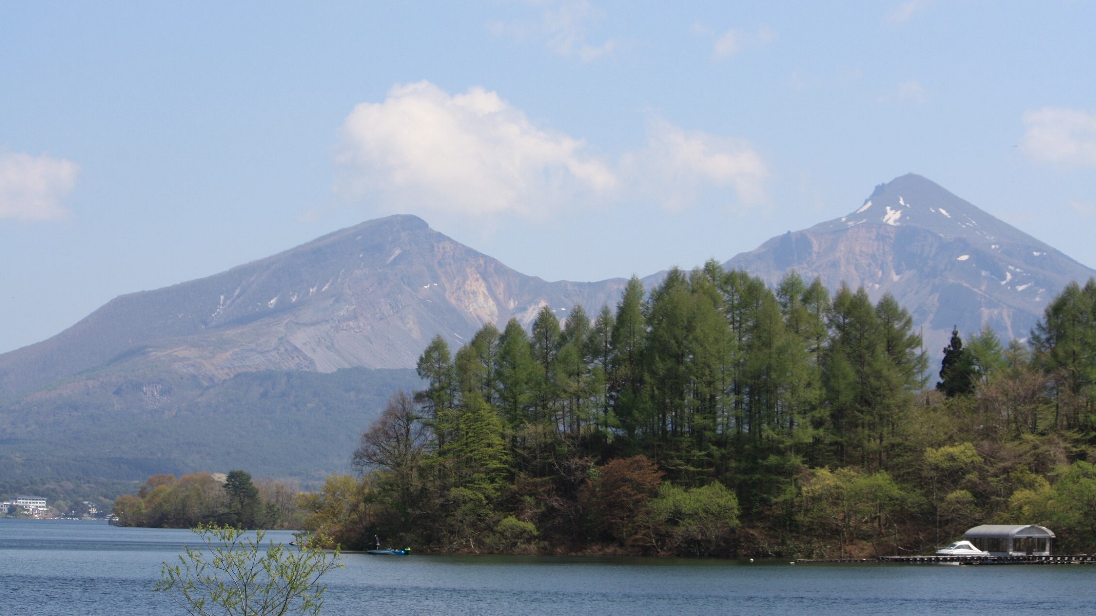 桧原湖から望む磐梯山