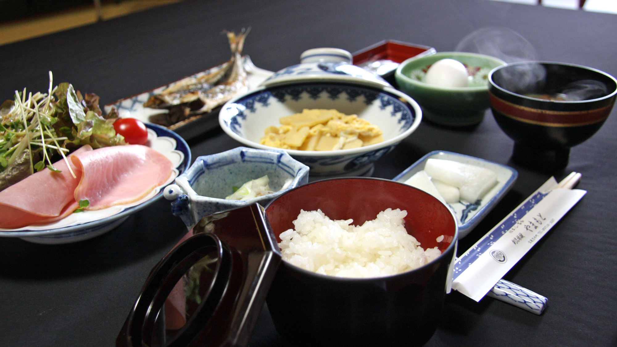 *おまかせ朝食（一例）たきたてご飯のこころあたたまる朝食をお召し上がりください。