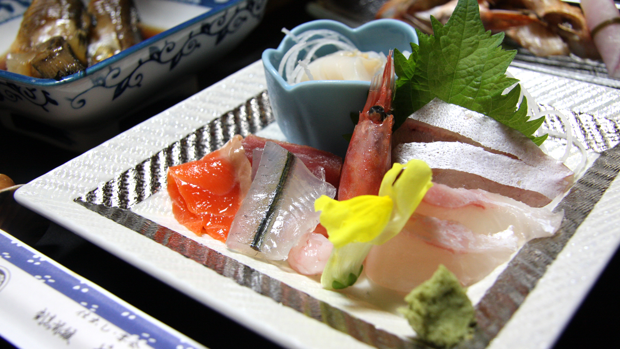 旅館やまもとの刺身の盛り合わせ。ズワイガニの爪と地魚が並ぶ