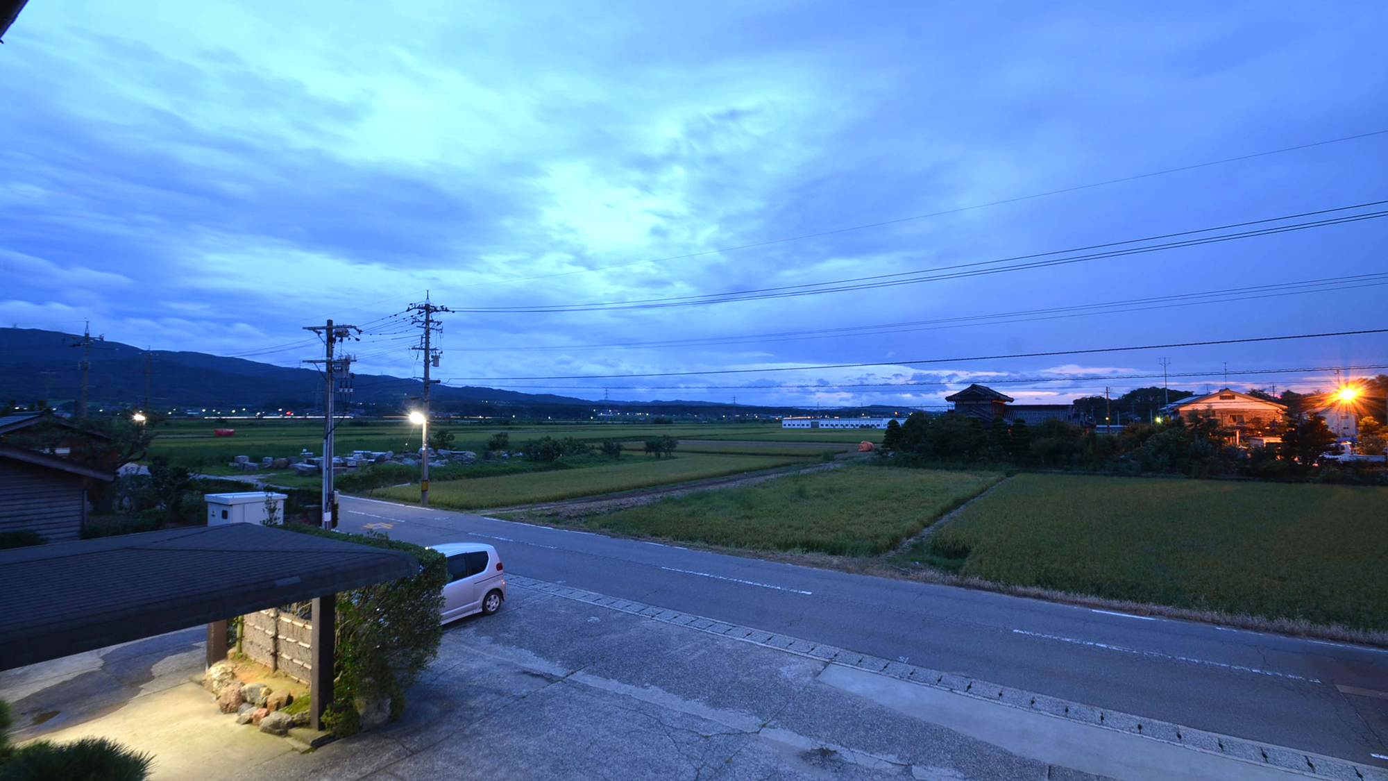 *【本館6畳】当館看板が見える方が千里浜方面。車で3分ほど。海水浴や渚ドライブウェイが楽しめます。