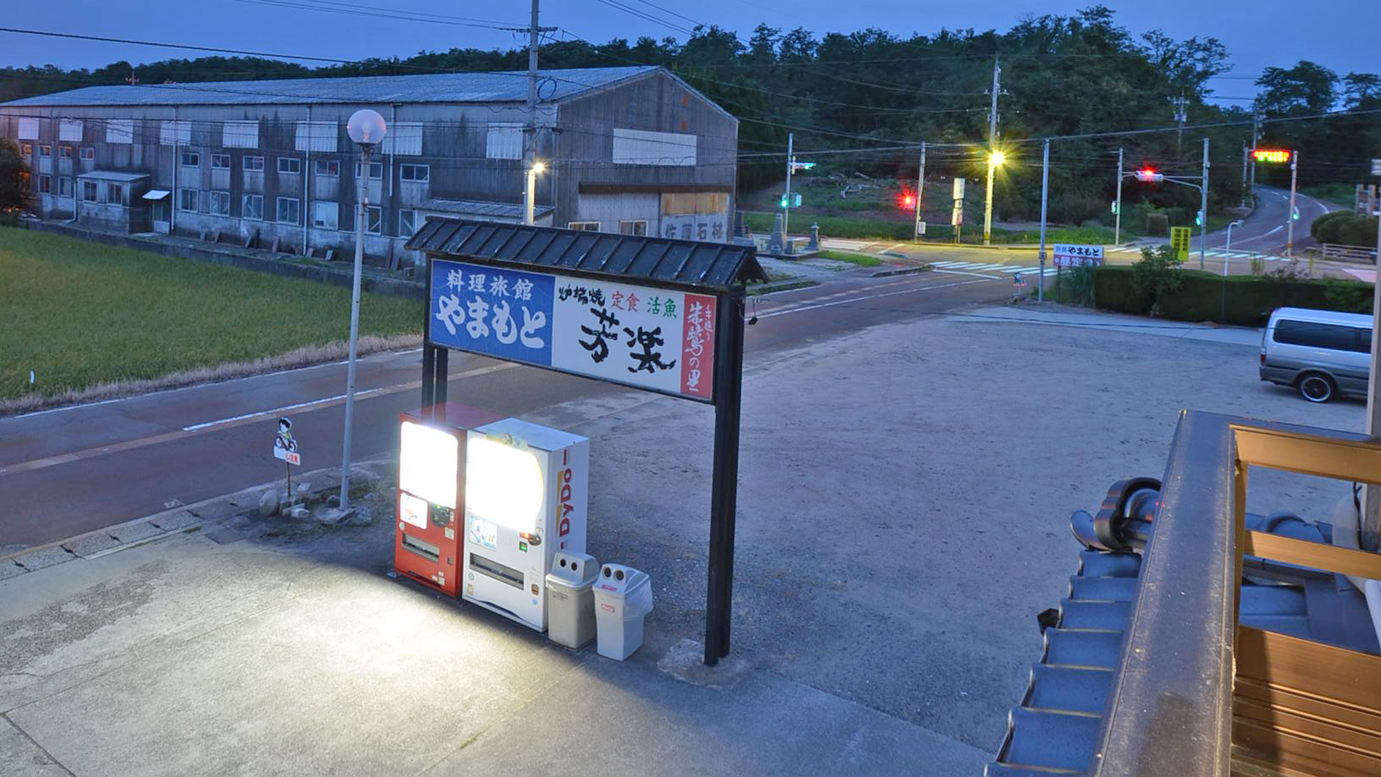 *【本館6畳】当館看板が見える方が千里浜方面。車で3分ほど。海水浴や渚ドライブウェイが楽しめます。