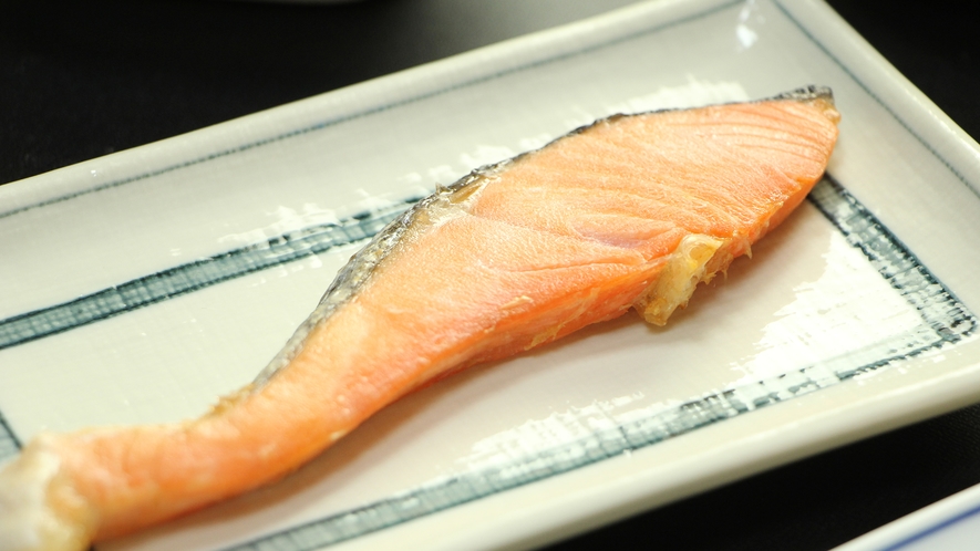 【朝食】鮭の焼き魚は定番！（お日にちにより変わります）