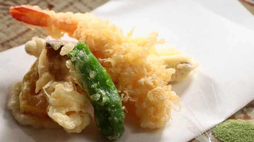 【夕食】 天ぷら-手作り料理でおもてなし、ぜひ味わってください。
