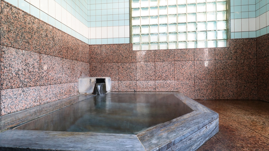 【温泉】 弘法大師の杖伝説を起源とし、厄除けの湯、美肌の湯が自慢。39°ぬる湯を体験してみてください