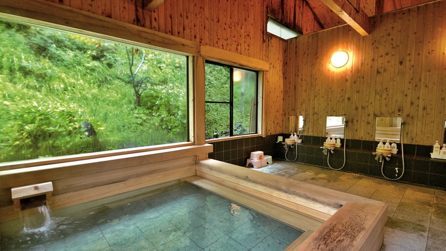 *【檜風呂】ぜいたくな総檜（ひのき）を使った大浴場。目の前の自然を眺めながらの湯浴みは極楽…
