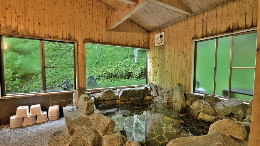 *【岩風呂】檜の浴室に、野趣あふれる岩風呂。手を伸ばせば届きそうな自然が目の前