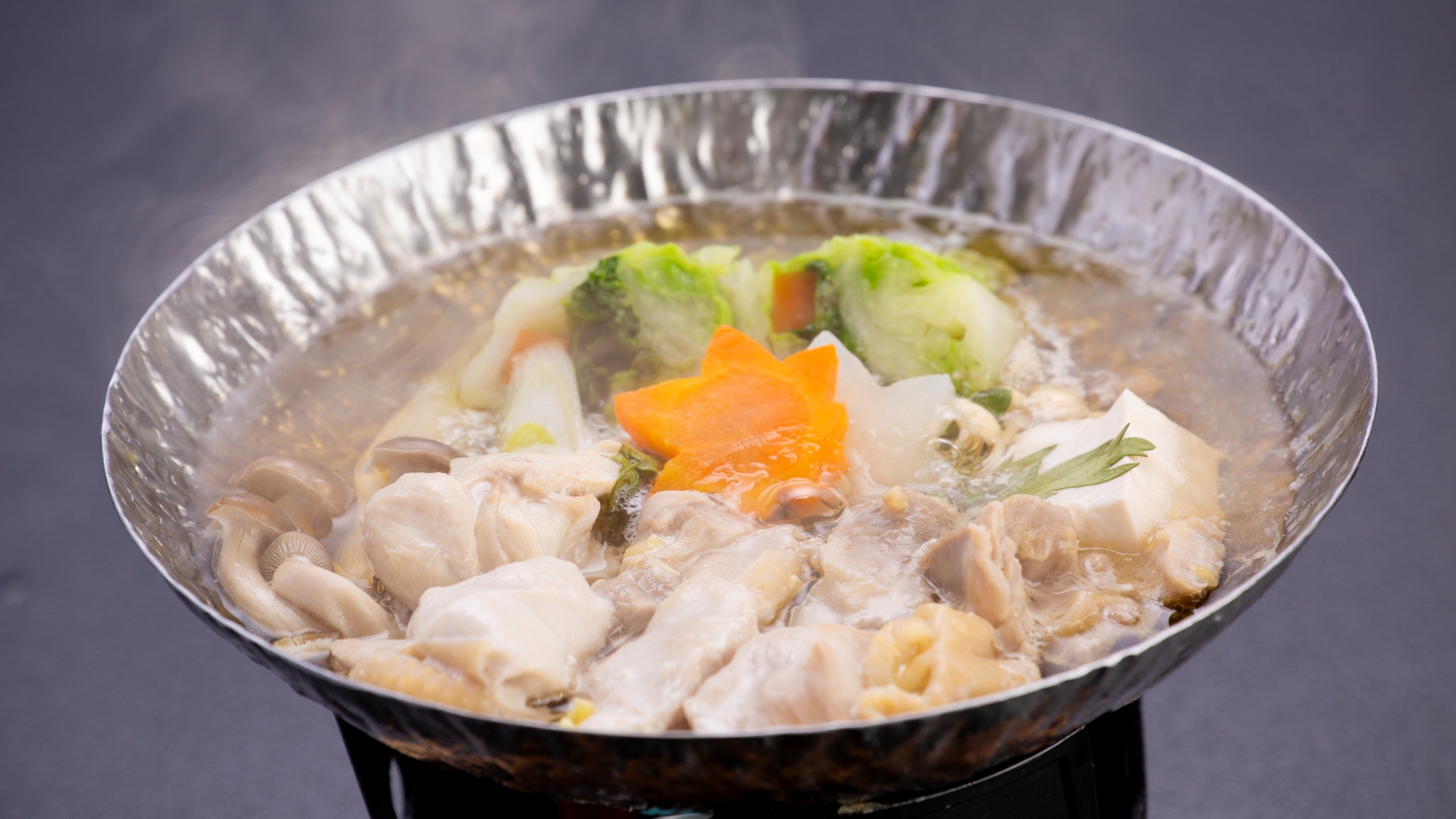 *【奥久慈シャモ鍋】ジューシーな肉汁、歯ごたえがあって香りが良いと評判の奥久慈シャモをお鍋で