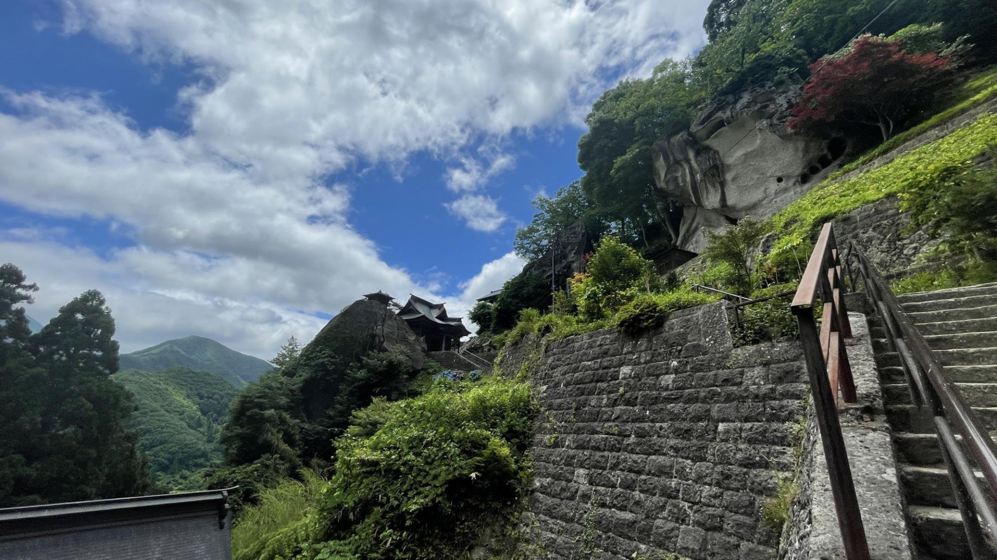 【宝珠山立石寺】　当館お車約27分