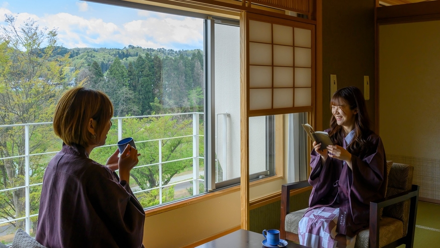 最上川を望む景色が自慢の当ホテル。四季折々の景色をお楽しみください。