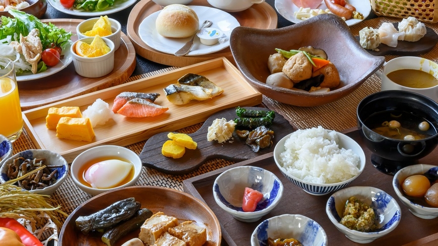 ご朝食は和洋郷土いろとりどりの朝食バイキングまたはお膳にてお召し上がり頂けます。