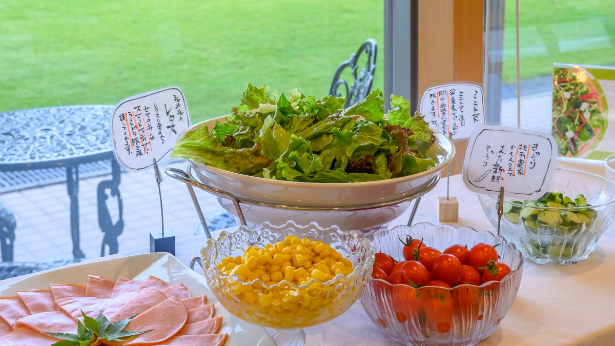 【朝食】レタスにきゅうりにミニトマト・・・地元農家さんから仕入れる新鮮野菜