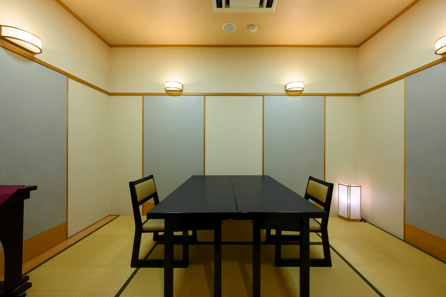 【個室食事処の一例】プライベートな空間でお食事をお楽しみ頂ける個室食事処の一つ。