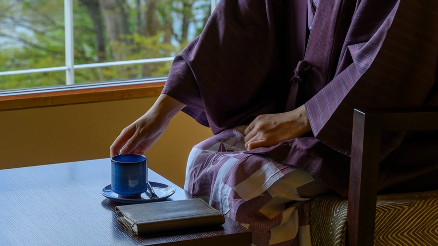 【新庄東山焼のコーヒーカップ】出羽三山のお部屋には地元窯元のカップをご用意しております。
