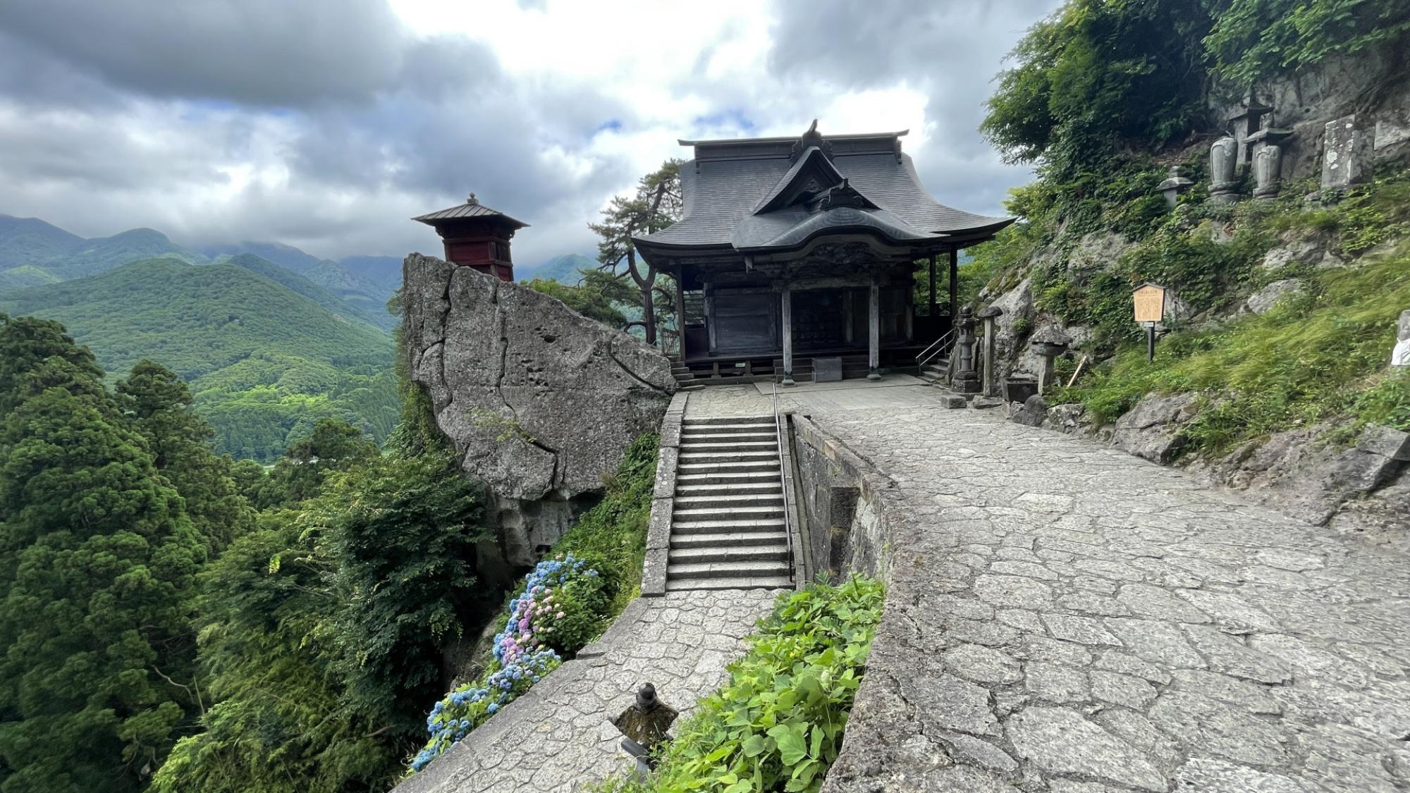 【宝珠山立石寺】　当館お車約27分