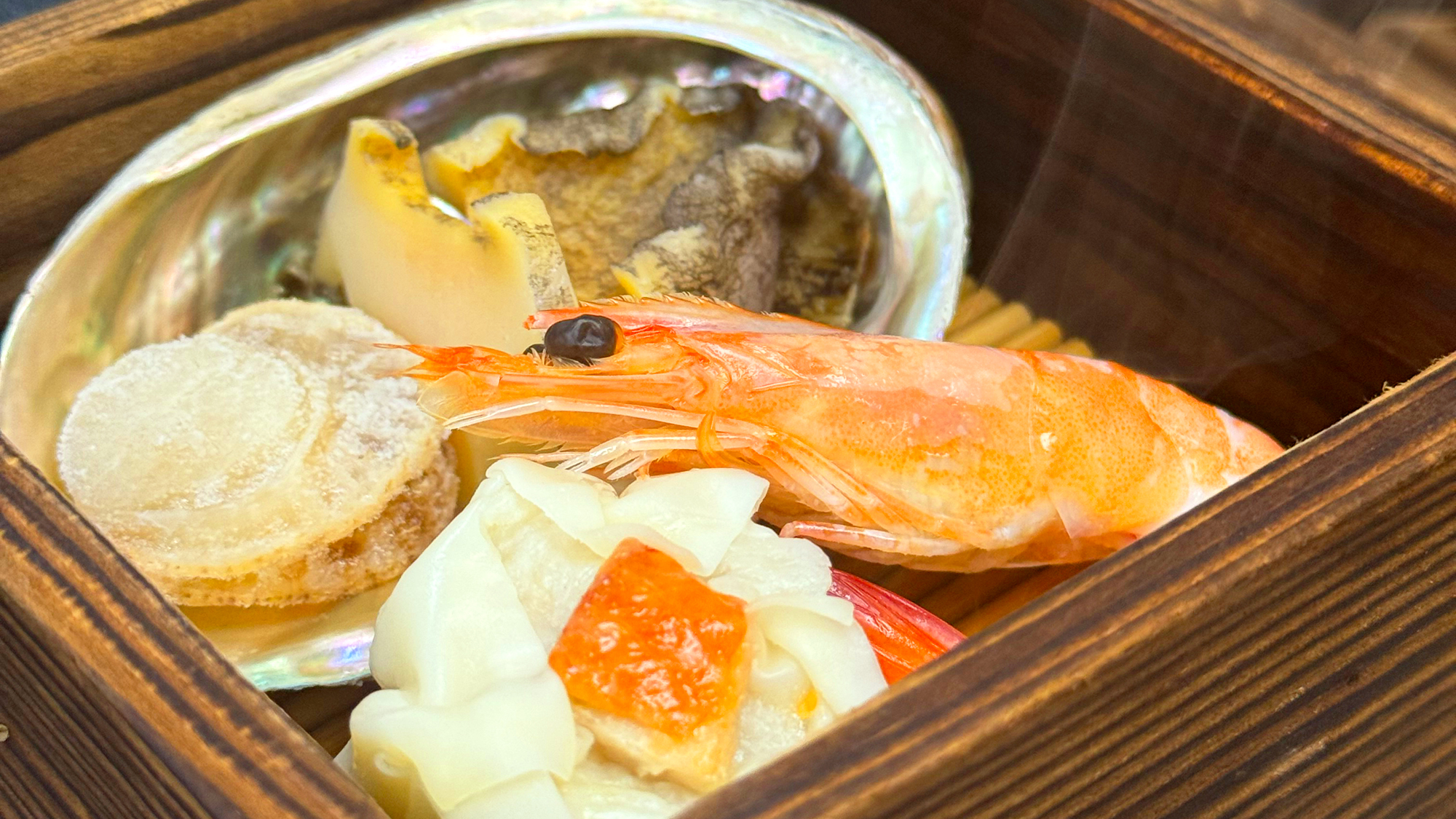 ■料理■鮑と地元の金目鯛を100％贅沢に使用した『松風苑オリジナルシュウマイ入り温泉蒸し