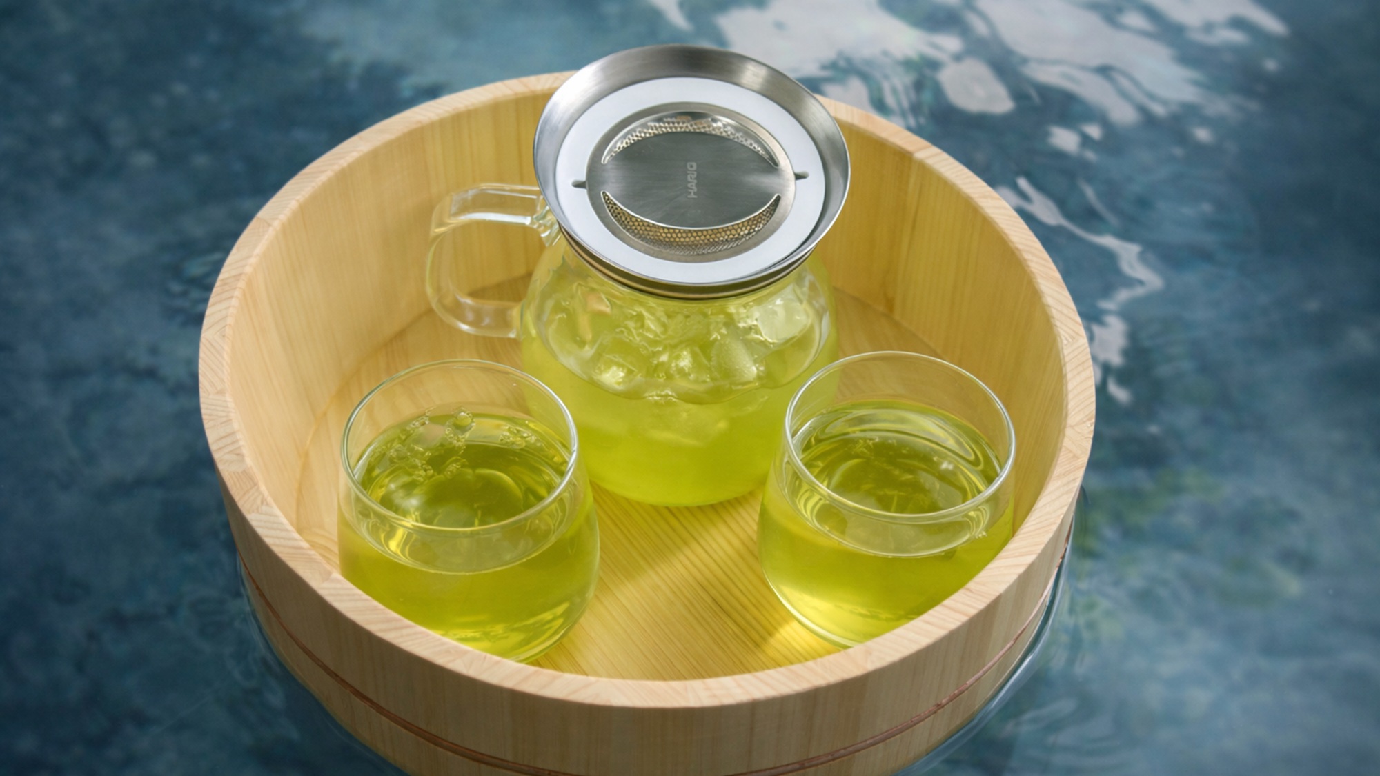 露天風呂でドリンクを愉しむ「フローティングルームサービス」※全客室無料のルームサービスです。