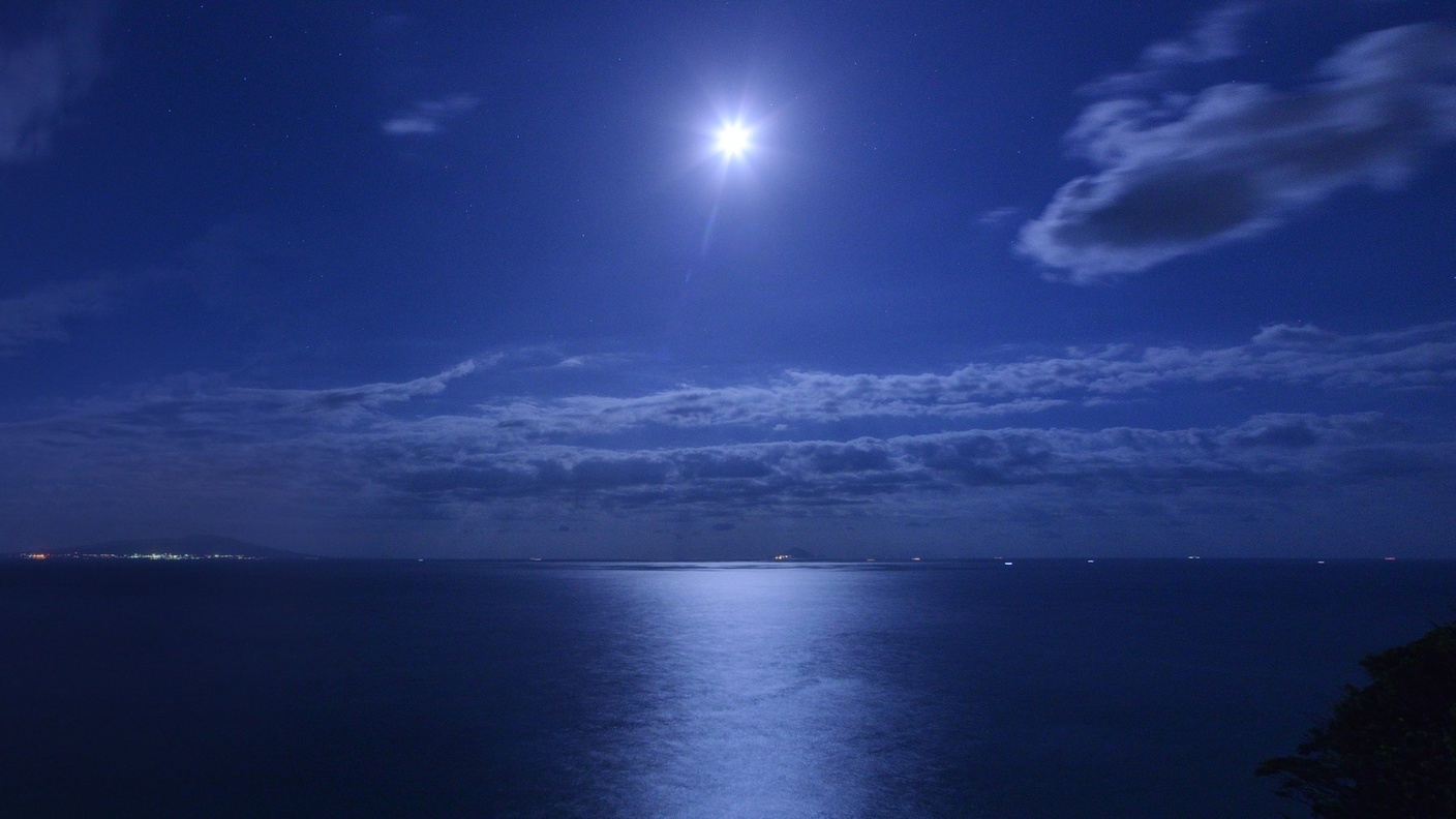【1年に36夜限定】月が、海に道をつくる夜