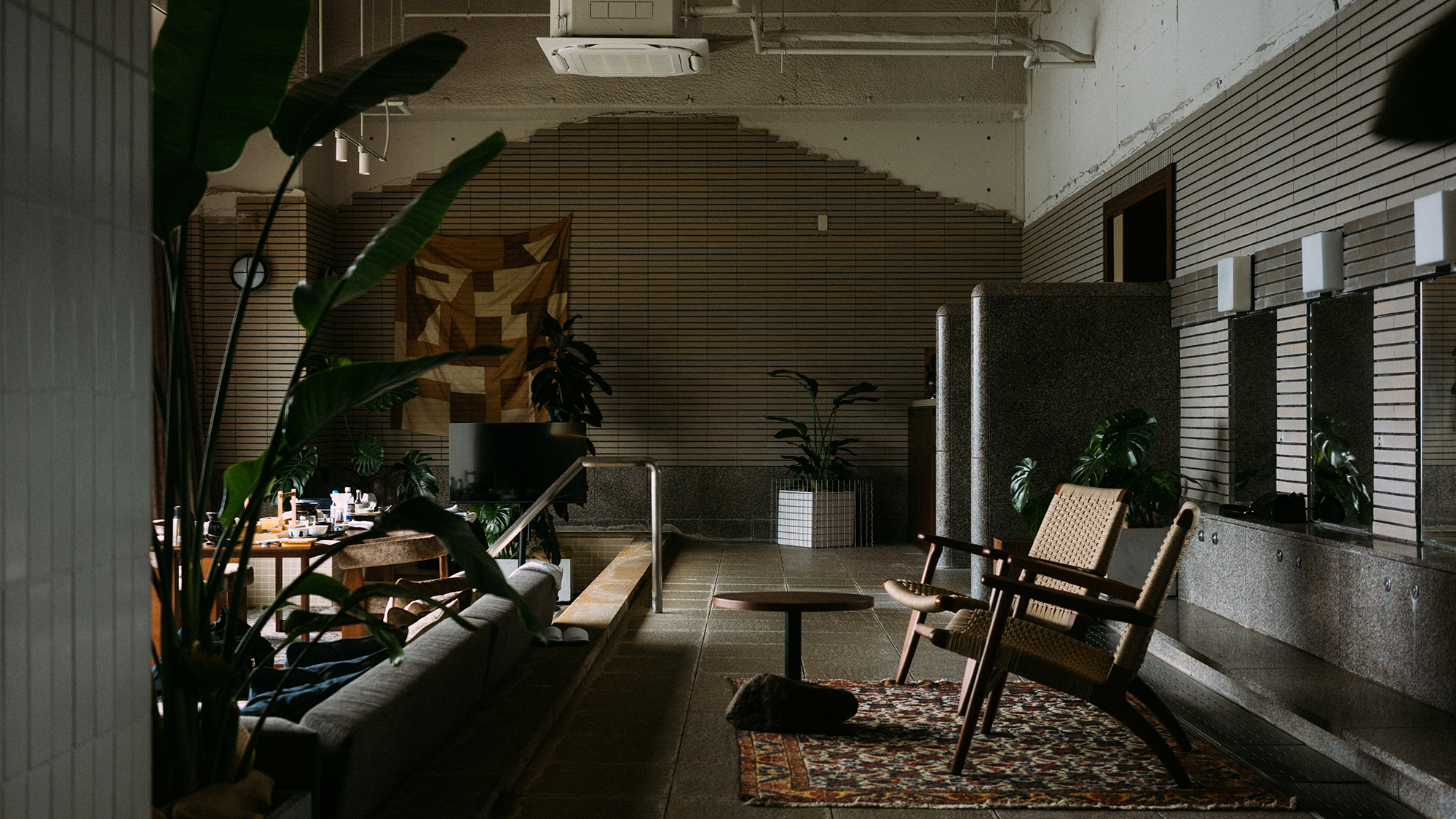 かつての大浴場・内湯の面影を残しながら、大胆にリニューアルした寛ぎのリビングルーム