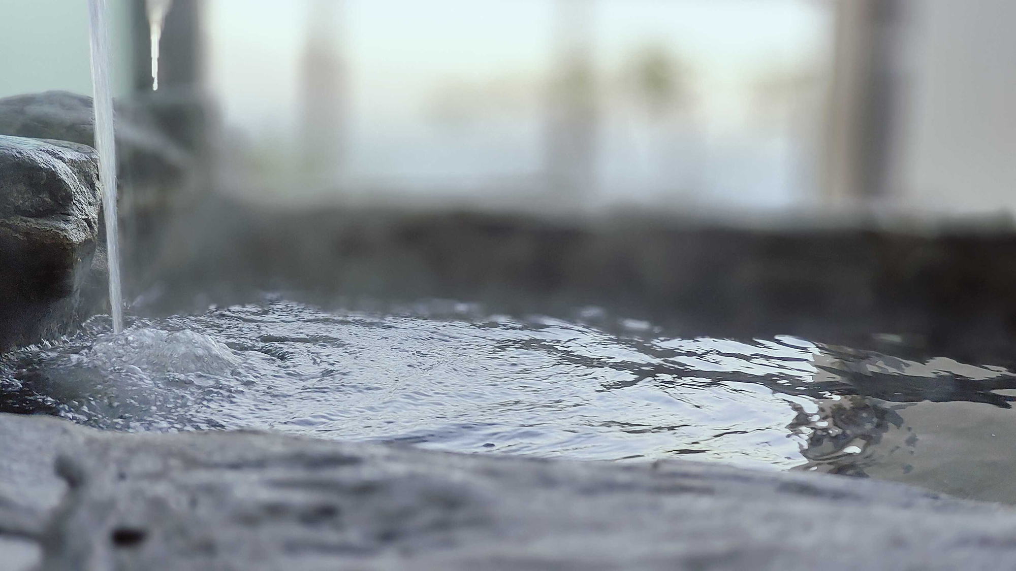 モデレート客室の露天風呂は信楽焼（陶器）または岩風呂となります。お風呂タイプのご指定はいただけません