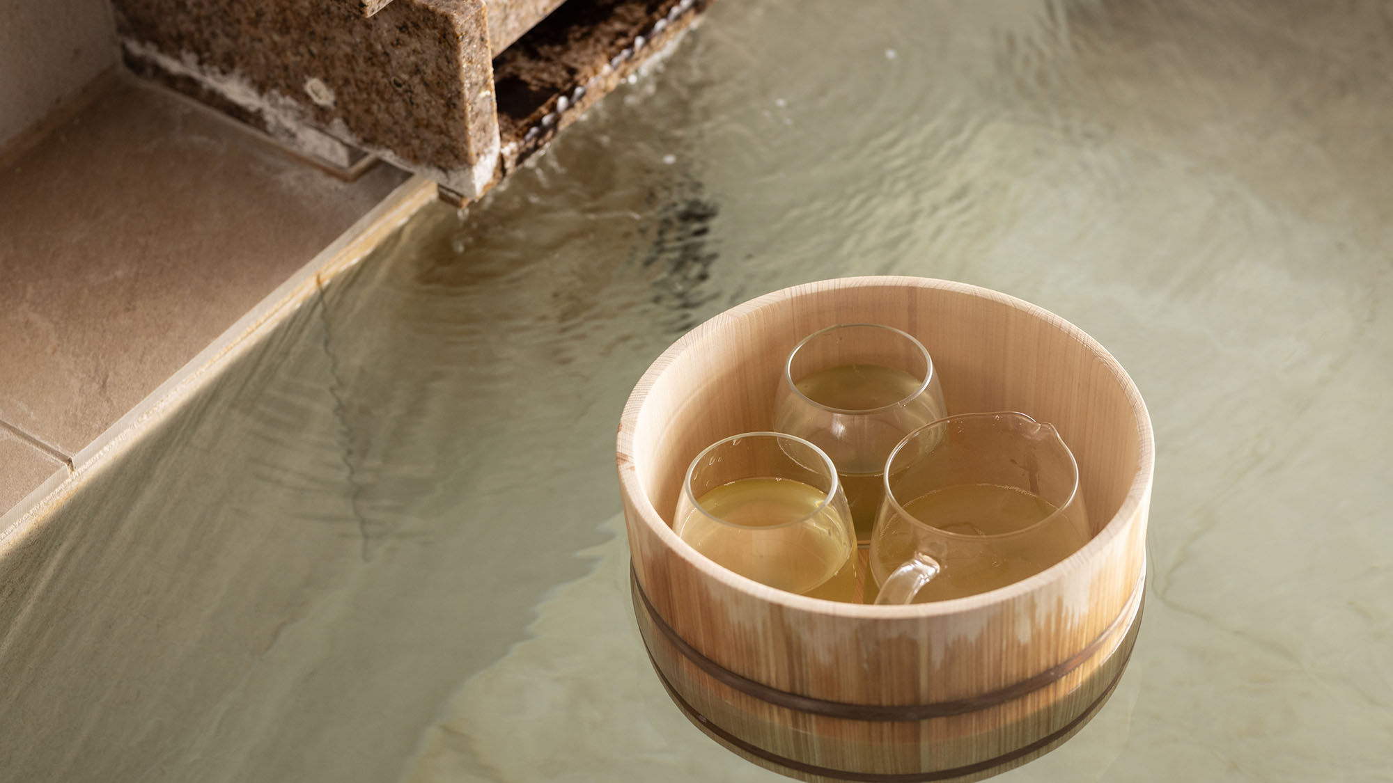 露天風呂でドリンクを愉しむ「フローティングルームサービス」※全客室無料のルームサービスです。