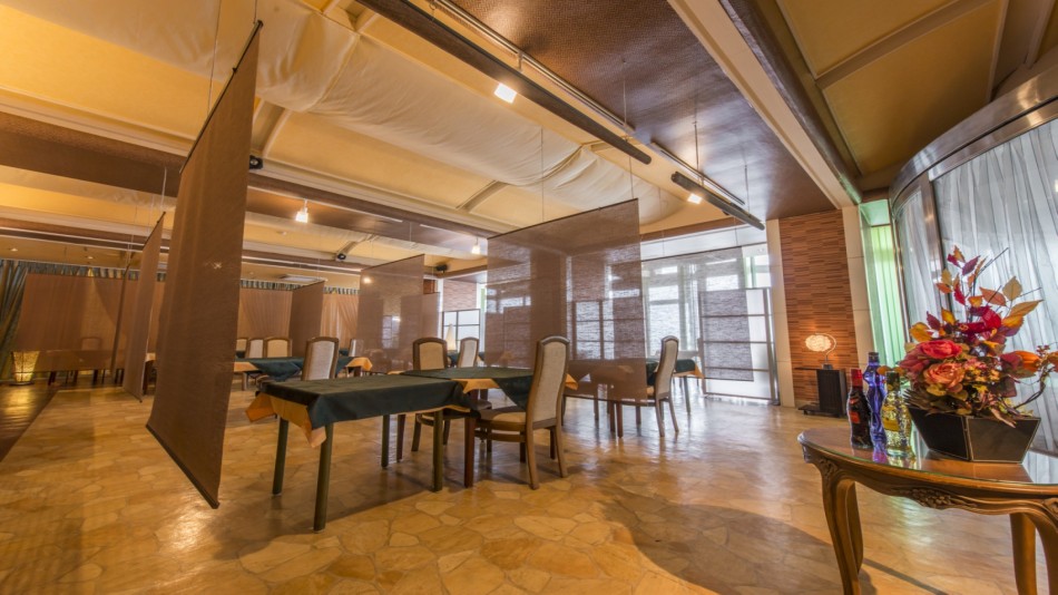 レストラン　モナーク