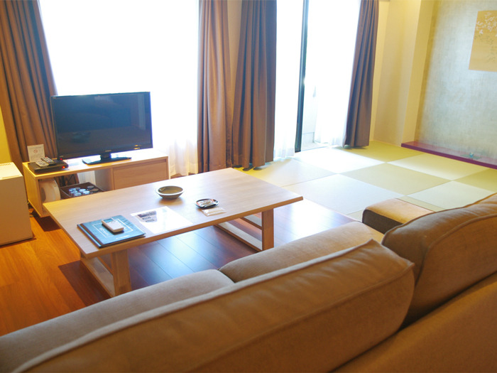 Between Ryukyu tatami mats and flooring ・ Japanese modern special room