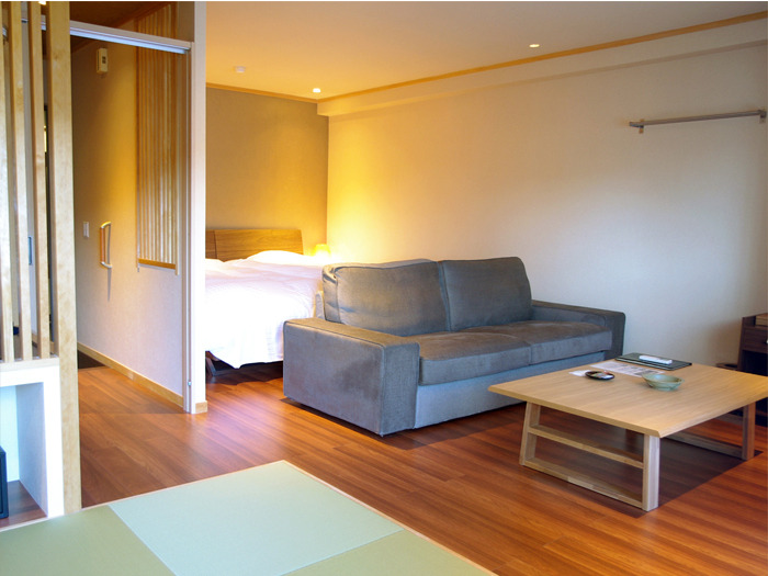 Between Ryukyu tatami mats and flooring ・ Japanese modern special room