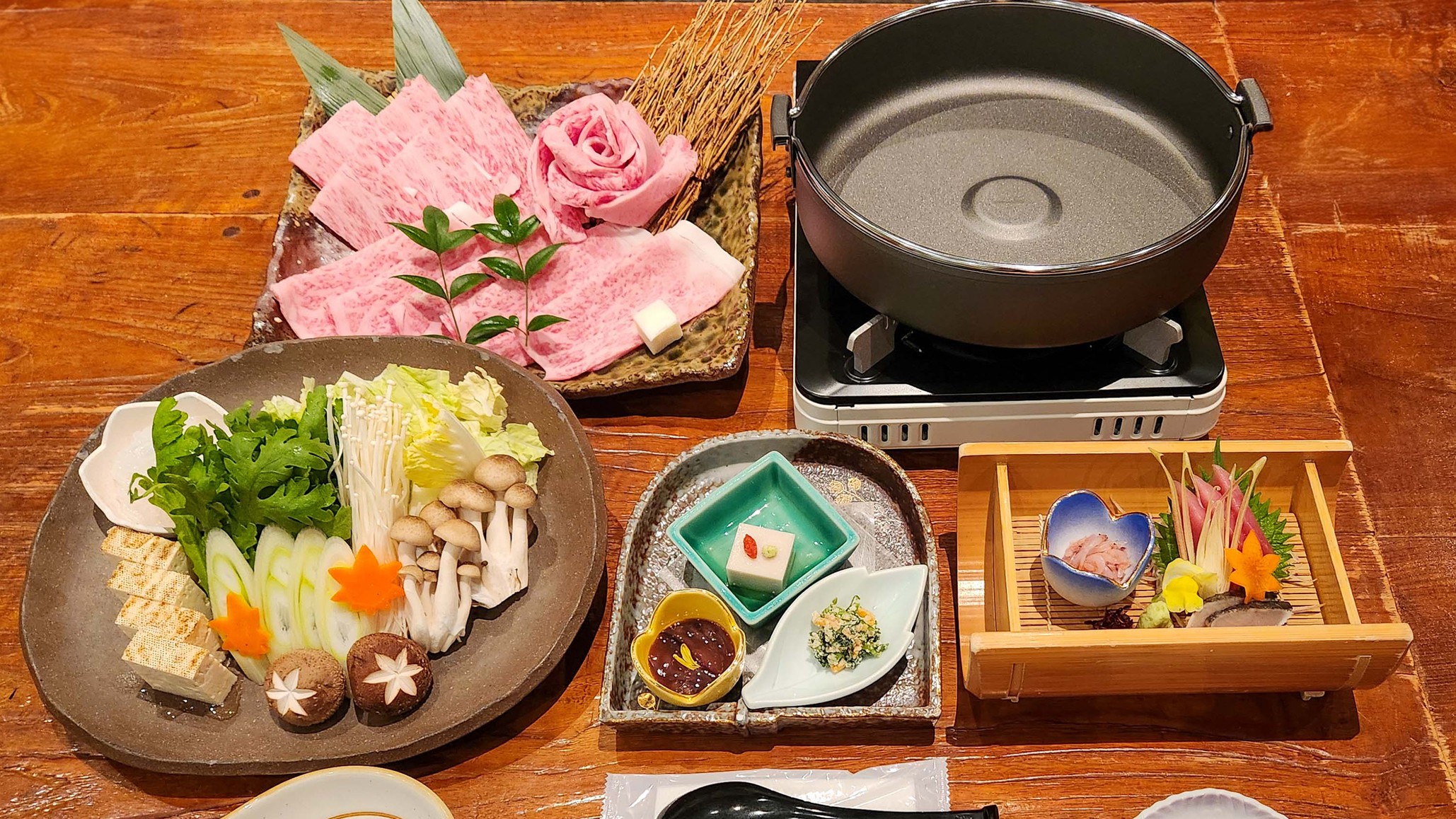 スタッフおすすめ！【1泊4食付き・特選黒毛和牛　静岡そだちのすき焼き＆飲み放題付きバイキング】