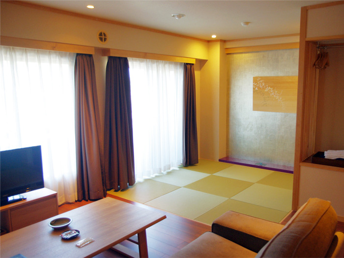 Between Ryukyu tatami mats and flooring ・ Japanese modern special room