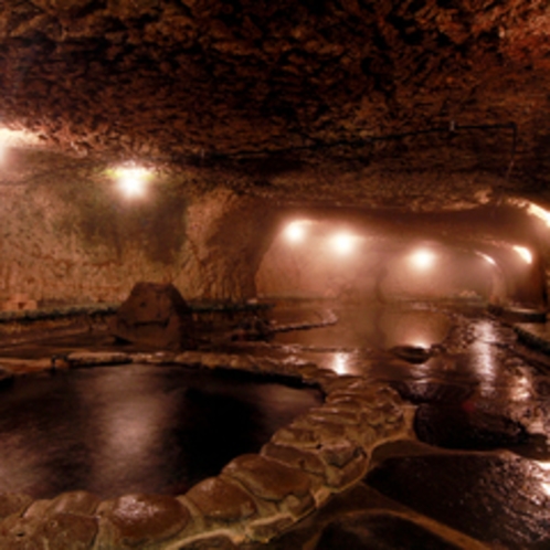 頑固親父が作り上げたこだわりの洞窟風呂…名付けて「巌窟風呂」脚本家の倉本聰氏の言葉が由来です。