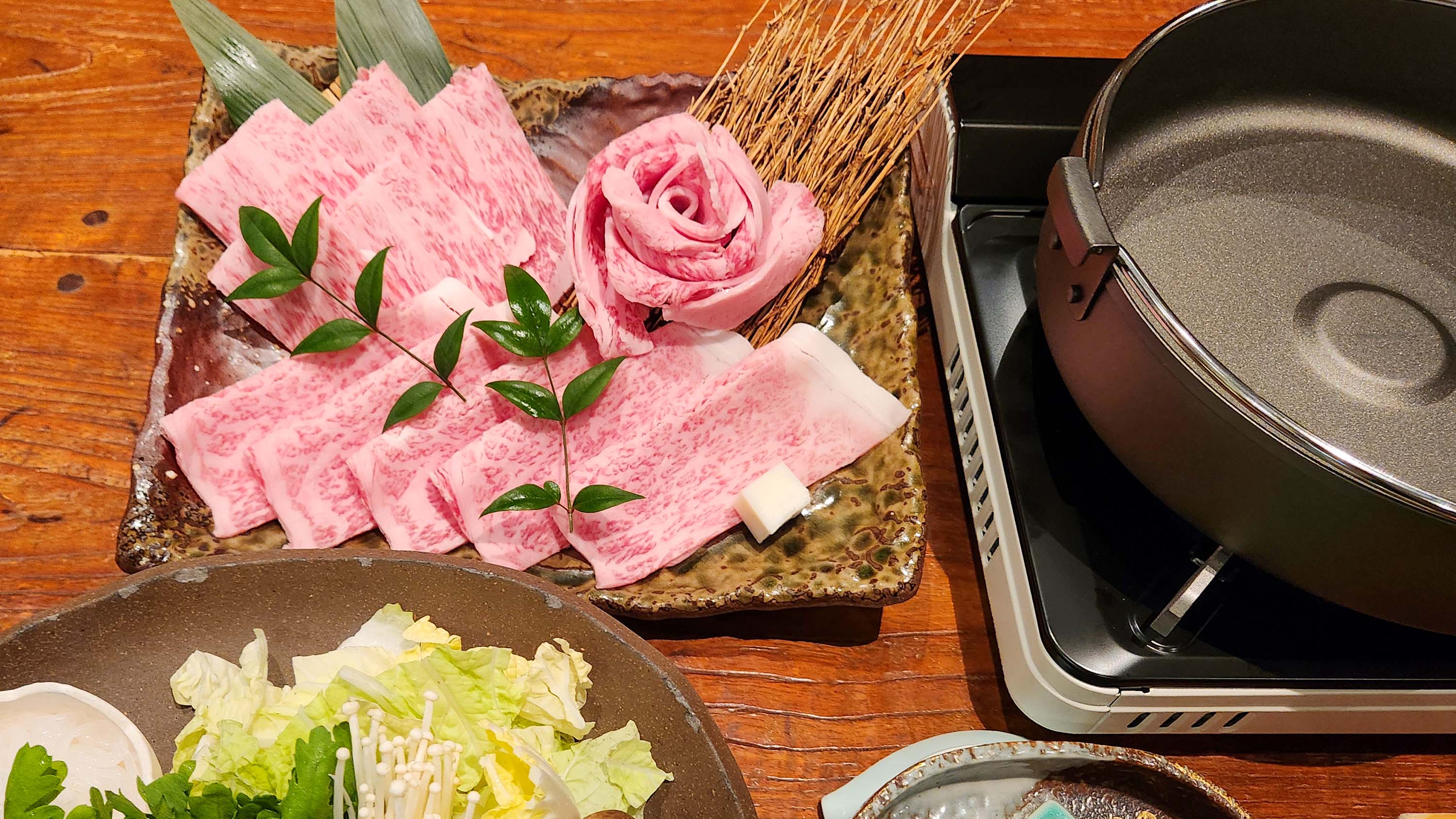 静岡そだちとは…育てられた黒毛和種雌牛が（社）日本食肉格付協会により肉質等級3等級以上に格付されたものの中から、銘柄認定委員により認定された牛肉が「特選和牛静岡そだち」になります。