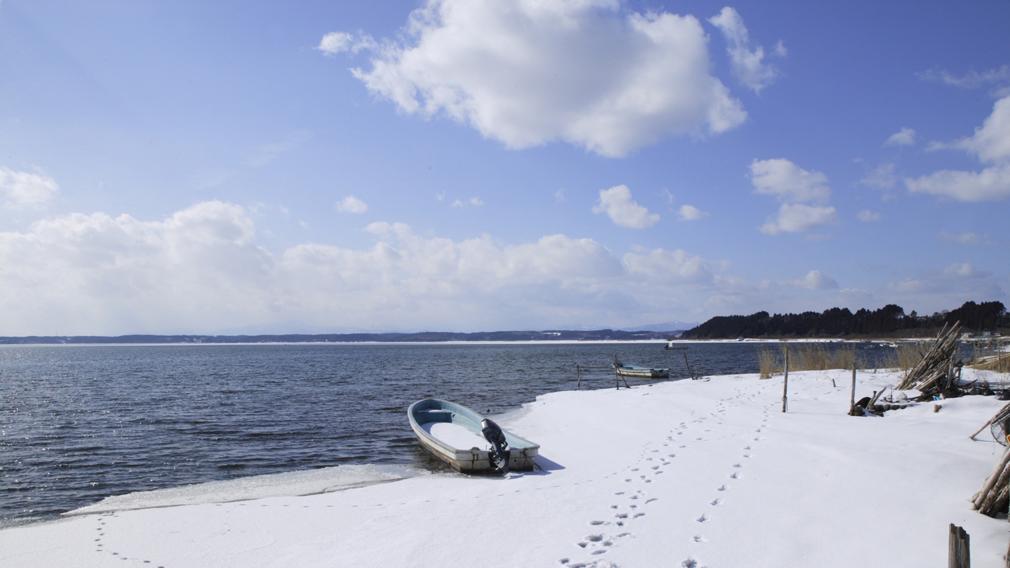 *小川原湖／キャンプ場や公園などもあり、釣りや湖水浴・キャンプなどが楽しめます。