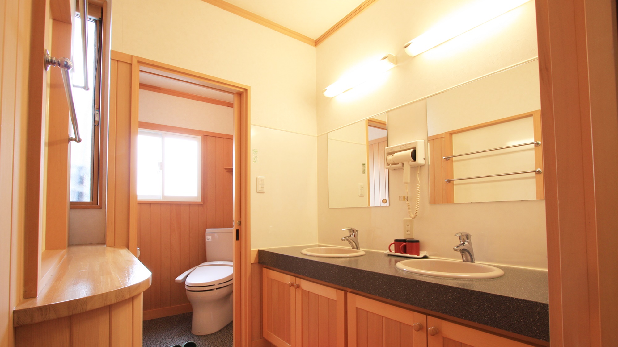 *客室一例（松の間）／客室備え付の洗浄機能付トイレと洗面台です。