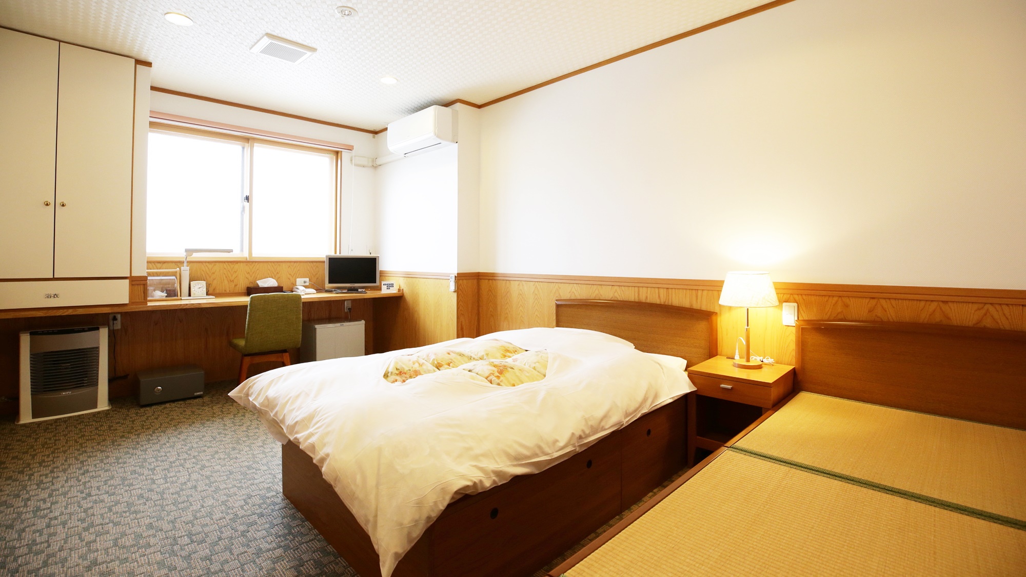 *客室一例（洋室115・116）／畳のフレームのベッドでごゆっくりとお休みください。