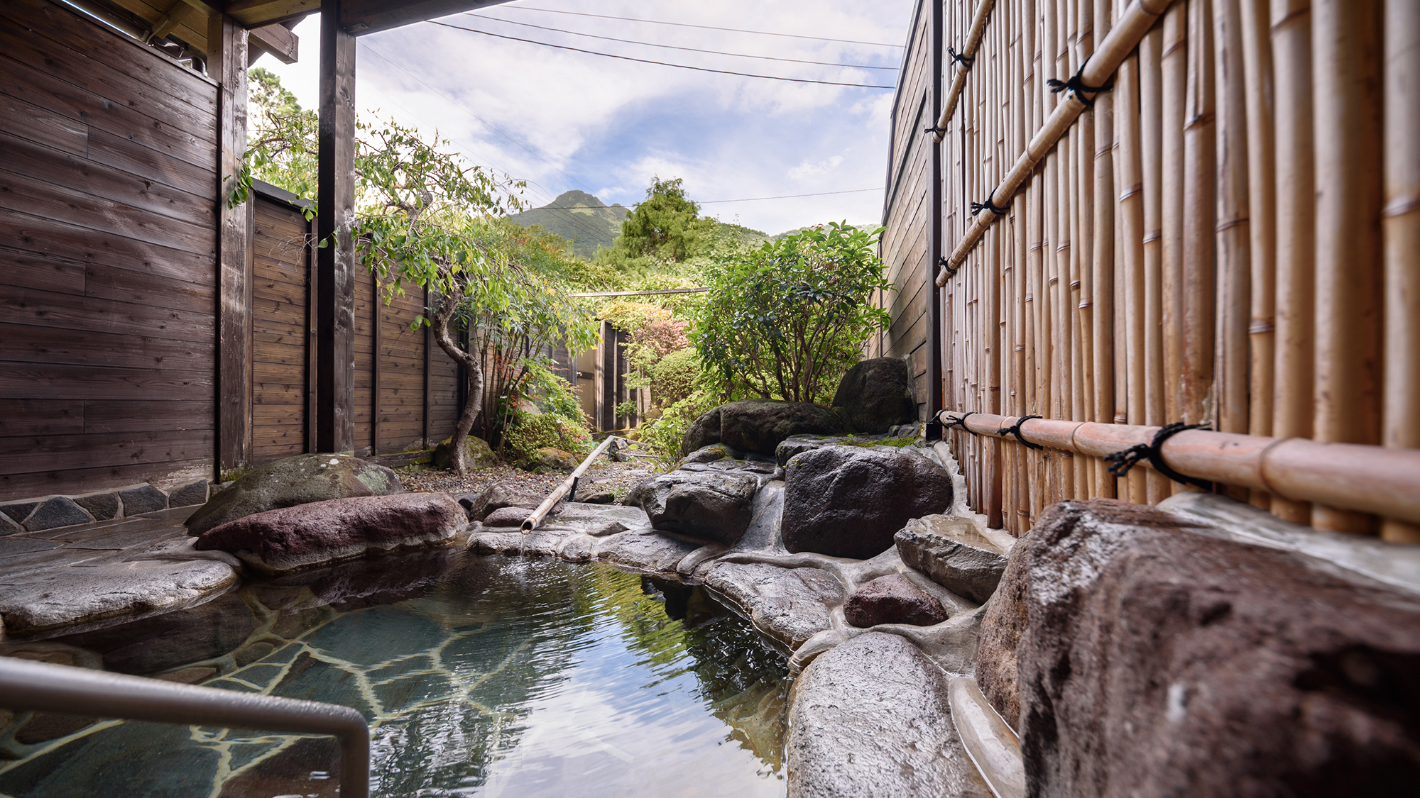 ●半露天岩風呂（男湯）