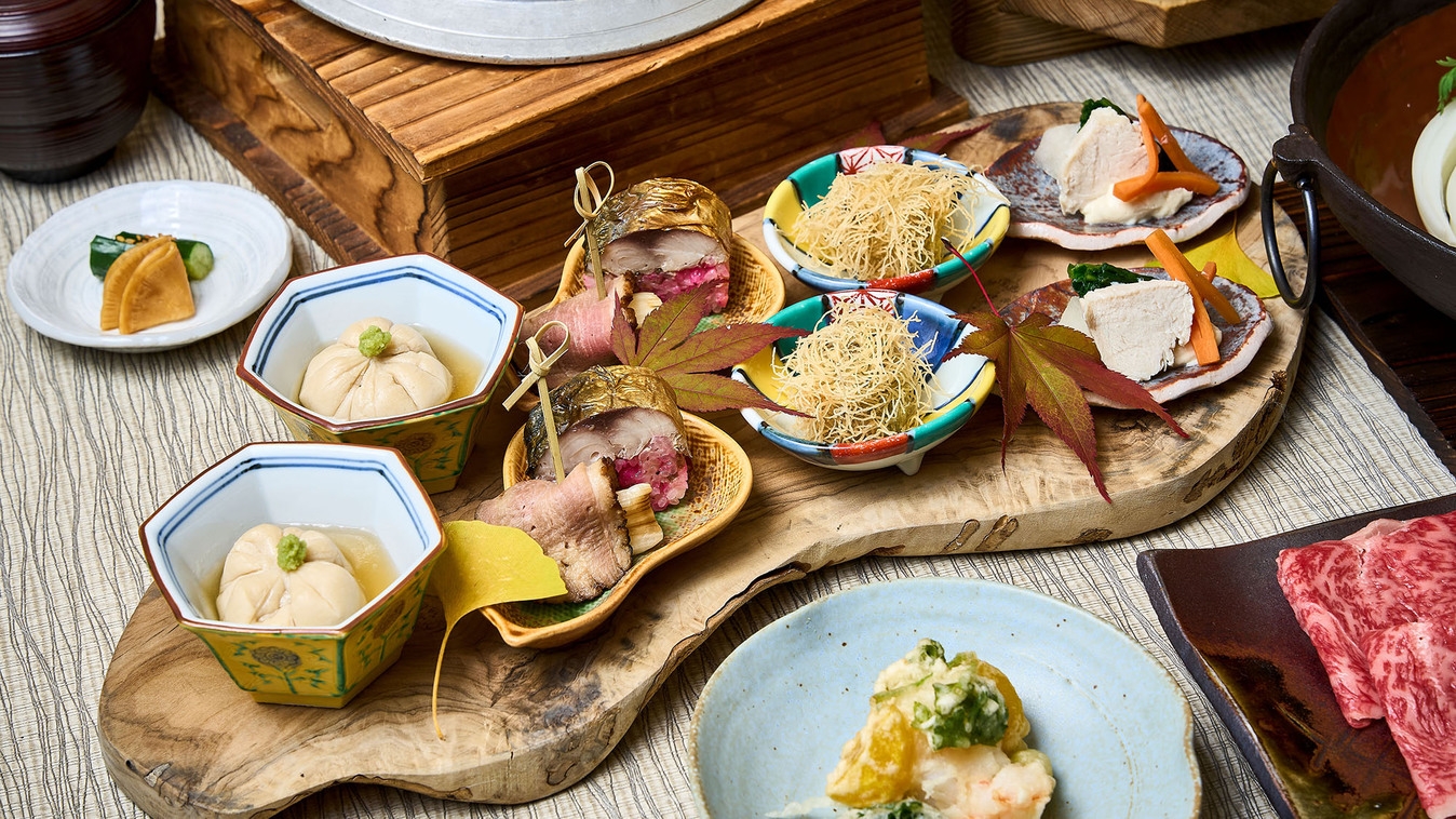 【旅館こぶし／松茸と秋の味覚会席】 松茸の土瓶蒸しと黒毛和牛すき焼き。香り豊かな秋限定会席