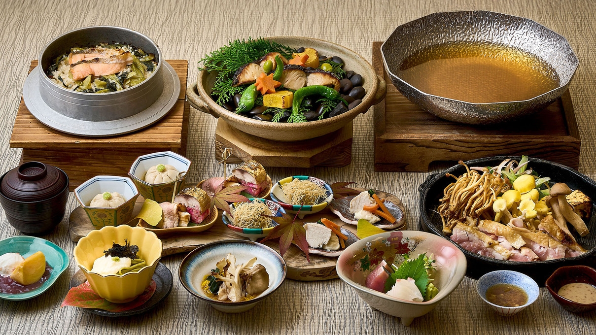 【旅館こぶし／料理長おすすめ本格会席】 京都・美山の旬と、贅沢な広さの貸切風呂を満喫する、るり渓の旅