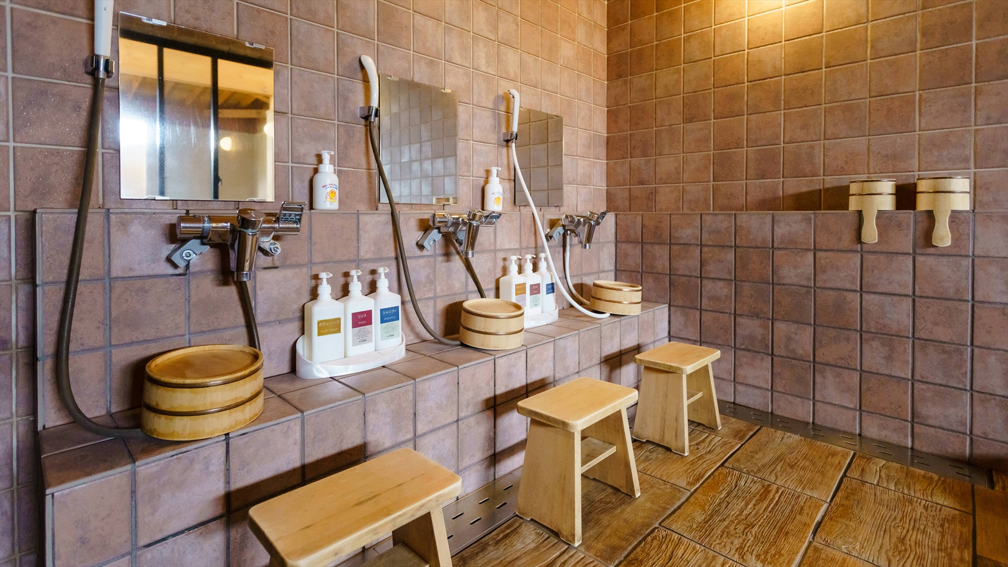 【旅館こぶし／貸切風呂】［洗い場］ 椅子シャワーも複数ご用意。お子様を洗う際、座ってどうぞ！