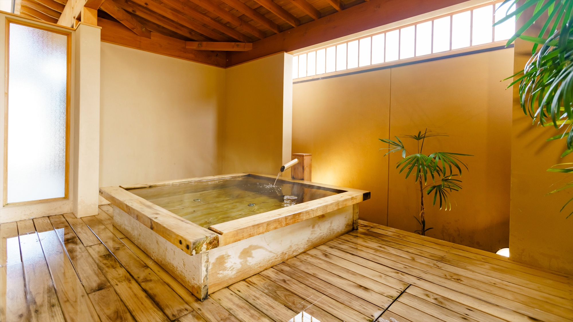 【旅館こぶし／貸切風呂】 家族でゆったり使える貸切の檜風呂。洗い場も広々。