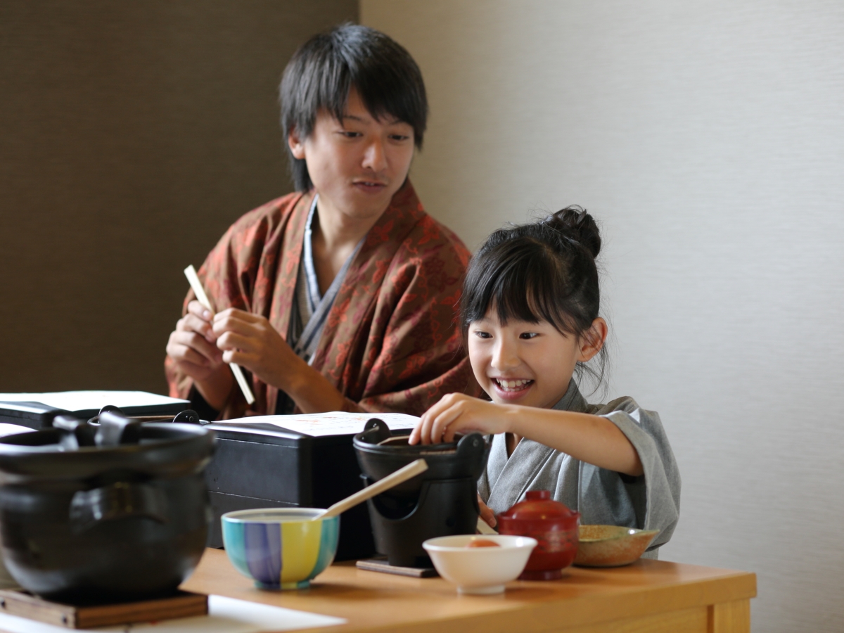 【こぶし荘花あかり】［宴会場］炊きたての釜炊き御飯など、出来立てのあたたかなご朝食をたっぷりと。