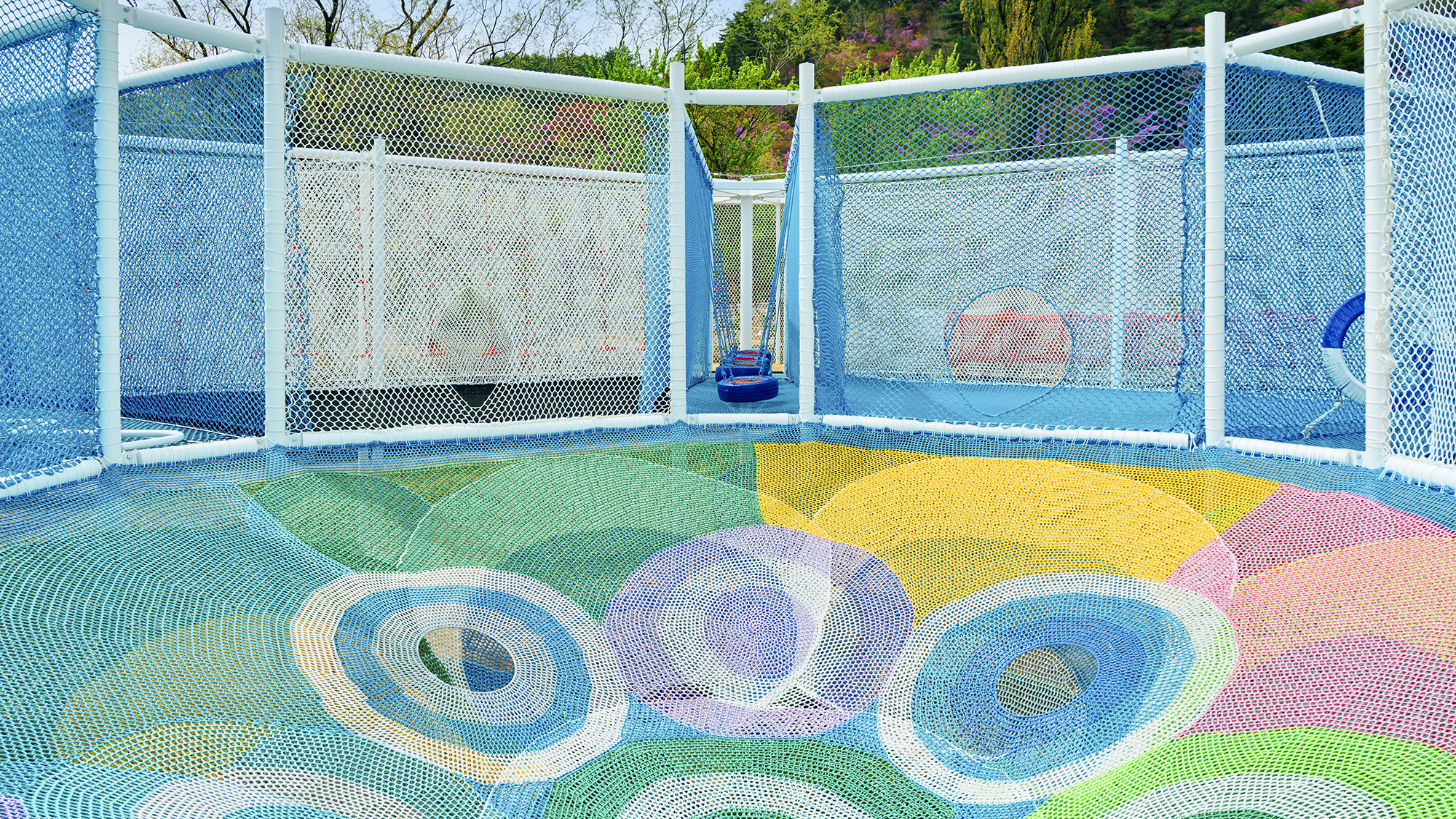 【レジャーエリア】［ふわふわドーム・ネットアスレチック］ 