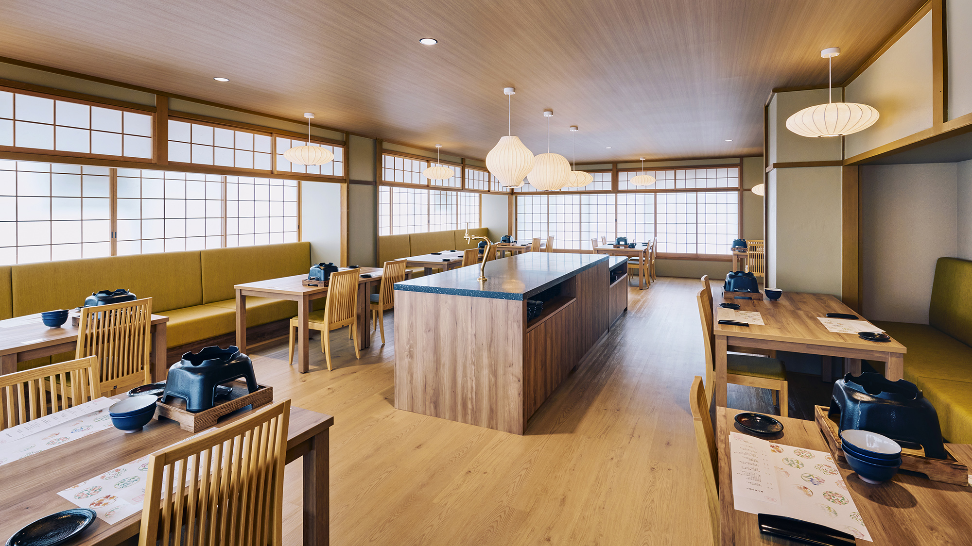 【旅館旅館こぶし】［レストラン］　椅子とテーブルのお席で食事を楽に。